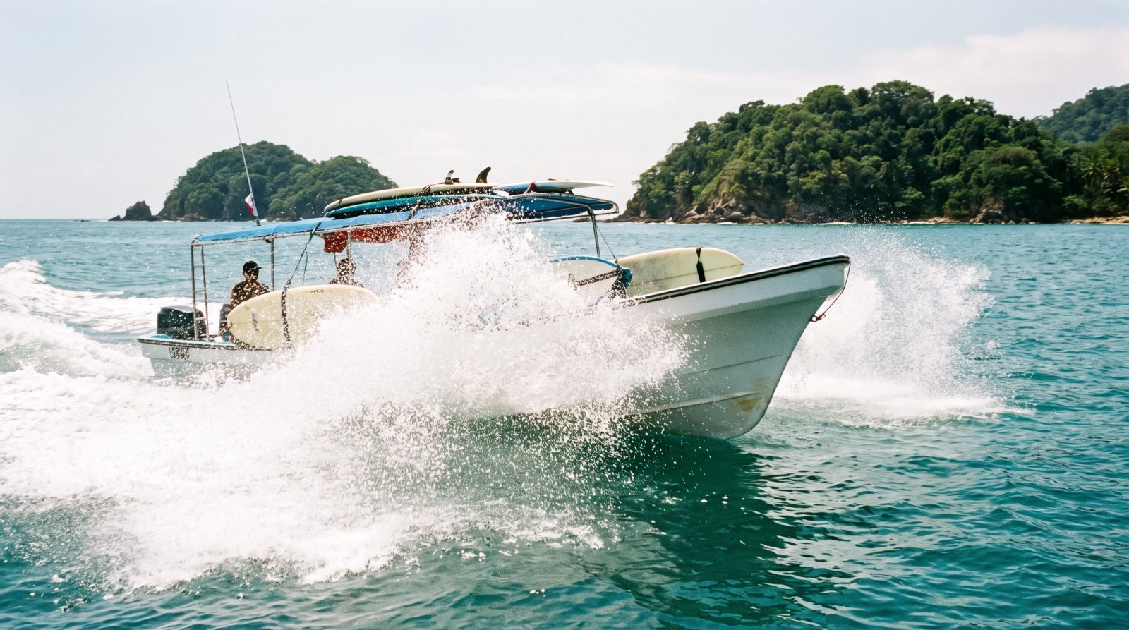 Lancha cruzando el agua turquesa de la Bahía de Banderas rumbo a las islas cubiertas de selva