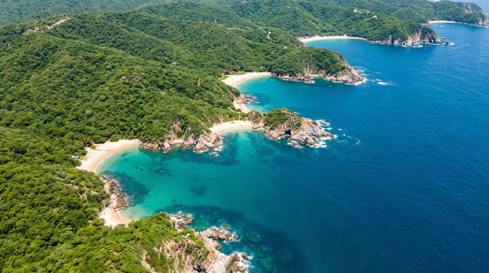 Vista aérea de las bahías de Huatulco con calas turquesa entre colinas verdes
