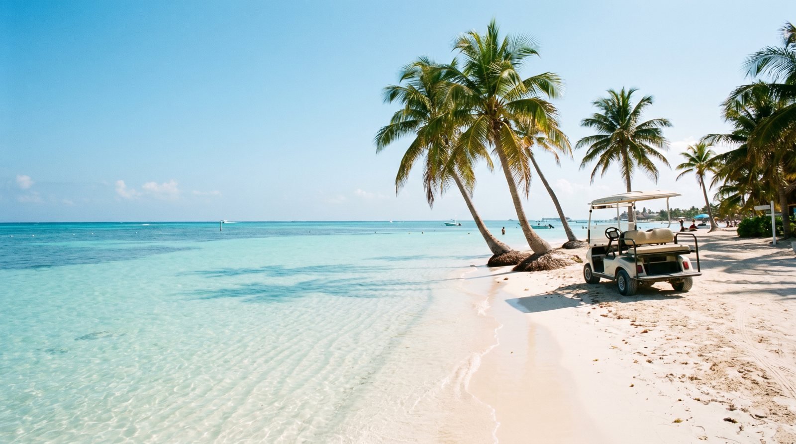 Playa Norte en Isla Mujeres con agua turquesa muy somera, arena blanca y un carrito de golf