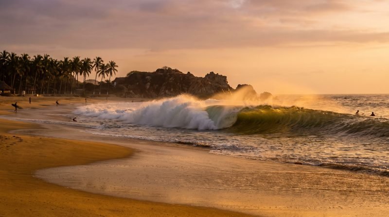 Ola grande rompiendo en la playa Zicatela de Puerto Escondido al atardecer